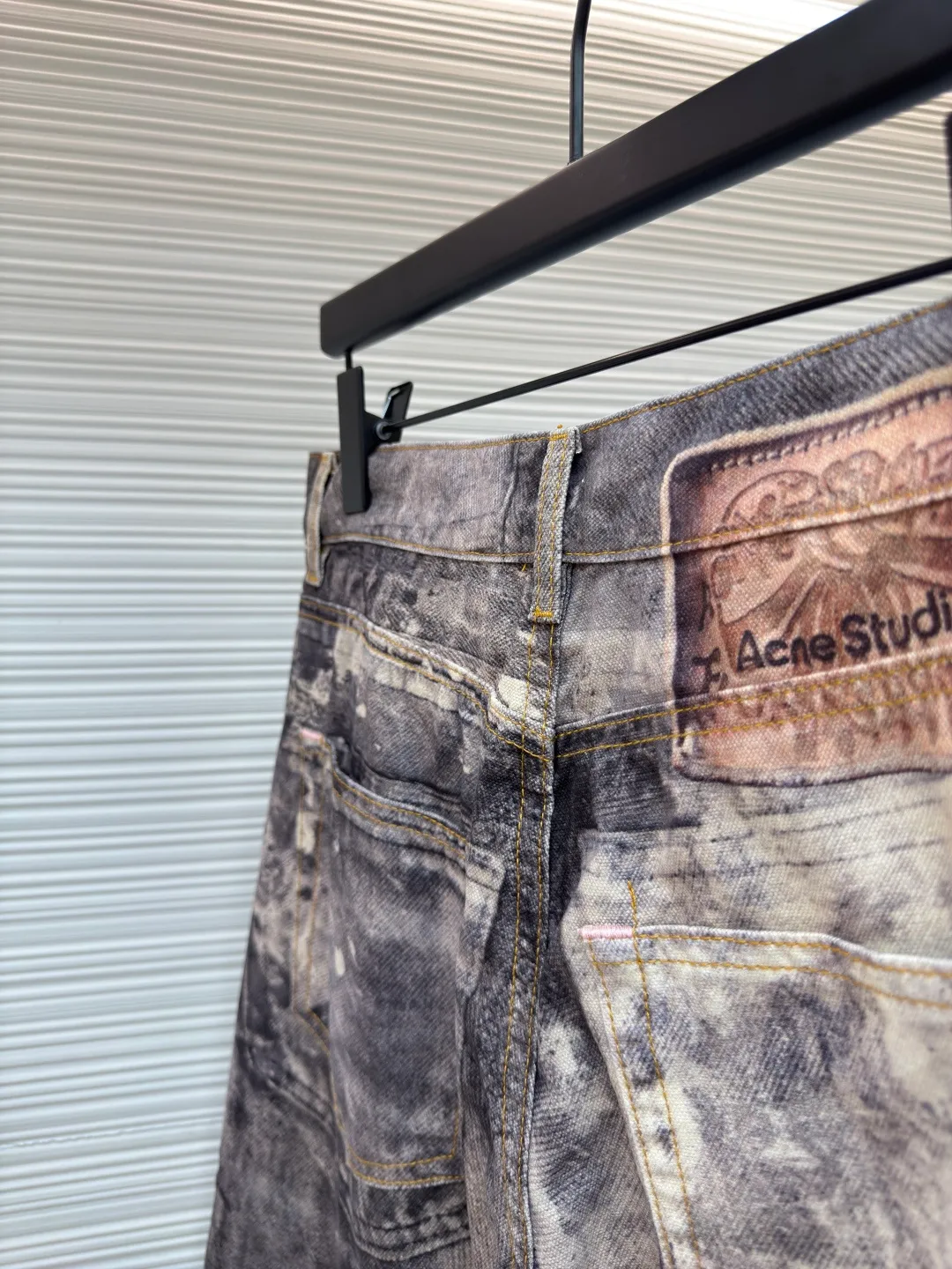 Acne Studios 3D printed jeans ●Item number: 1680127-A75 ●Fabric: brushed and non-elastic ●Technology: 3D printing ●Version: fitted fit ●Size: 44-46-48-50-52 ●Description: Brushed non-elastic fabric can produce a 3D effect. The difficulty is to correct the printing details eight times before and after, adjust the color six times, and then use laser burning to position and cut. This series is quite complicated. It can be matched with the same style to create a fashionable look and control various occasions. Customized accessories, three complete standards, the same style for men and women!